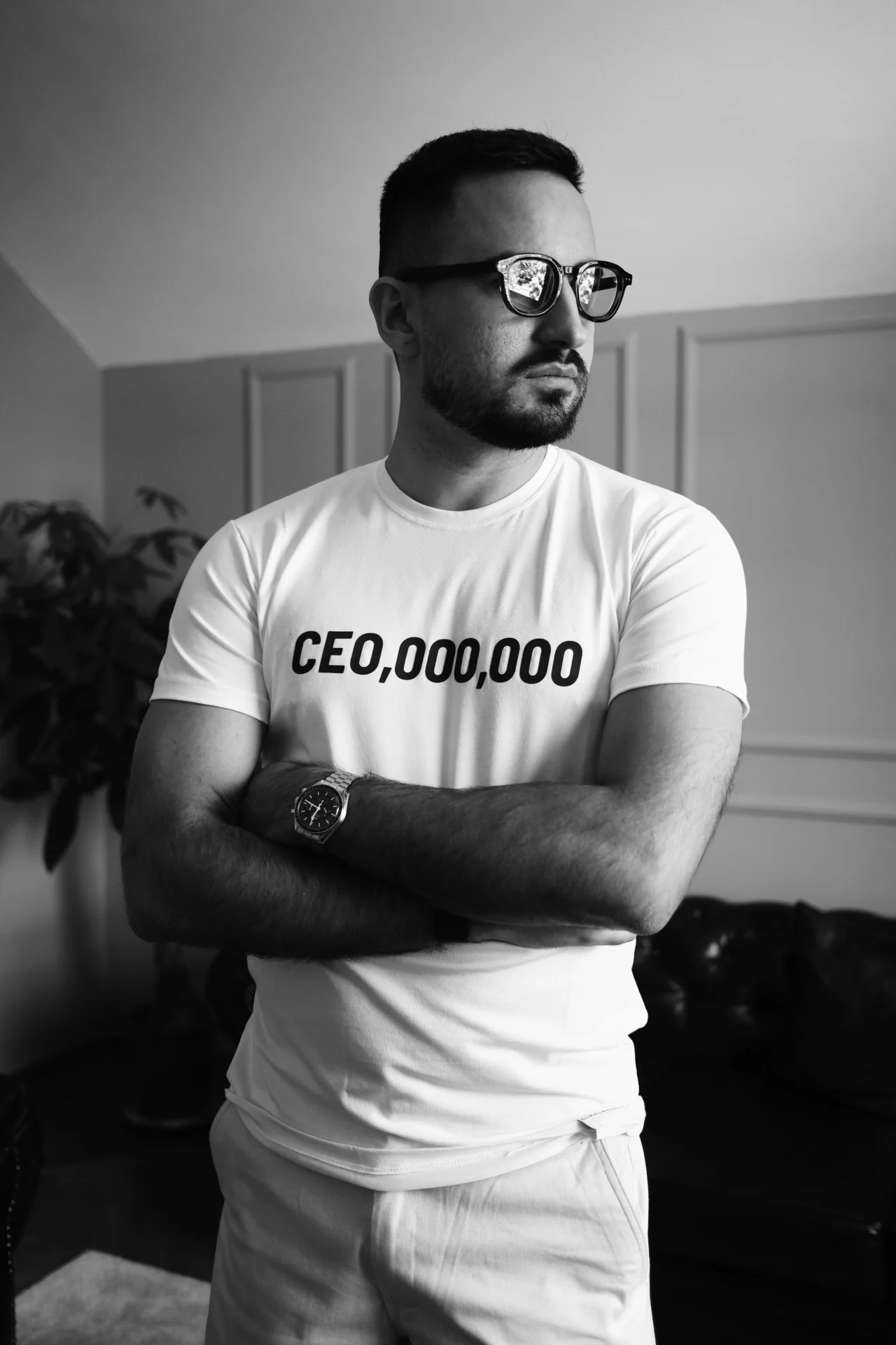 CEO majica bela na modelu